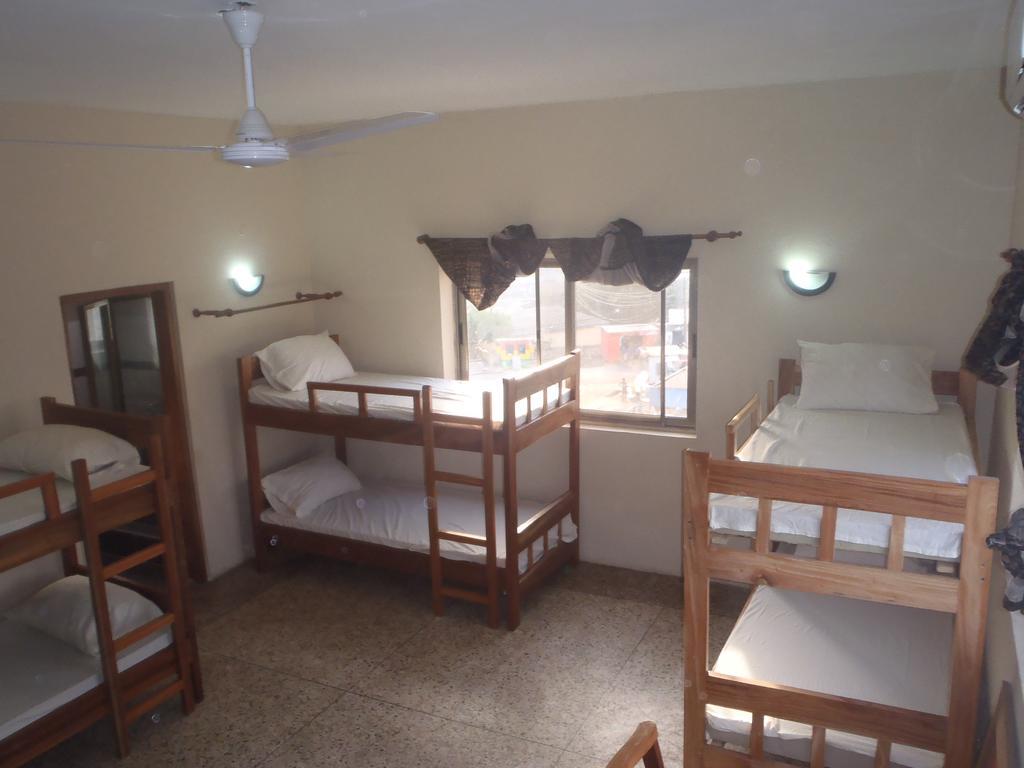 The Sleepy Hippo Hotel Acra Habitación foto